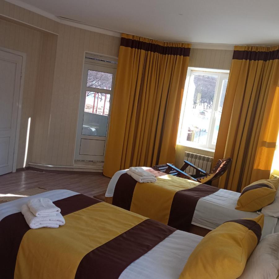 Turan Guesthouse 卡拉科尔 外观 照片